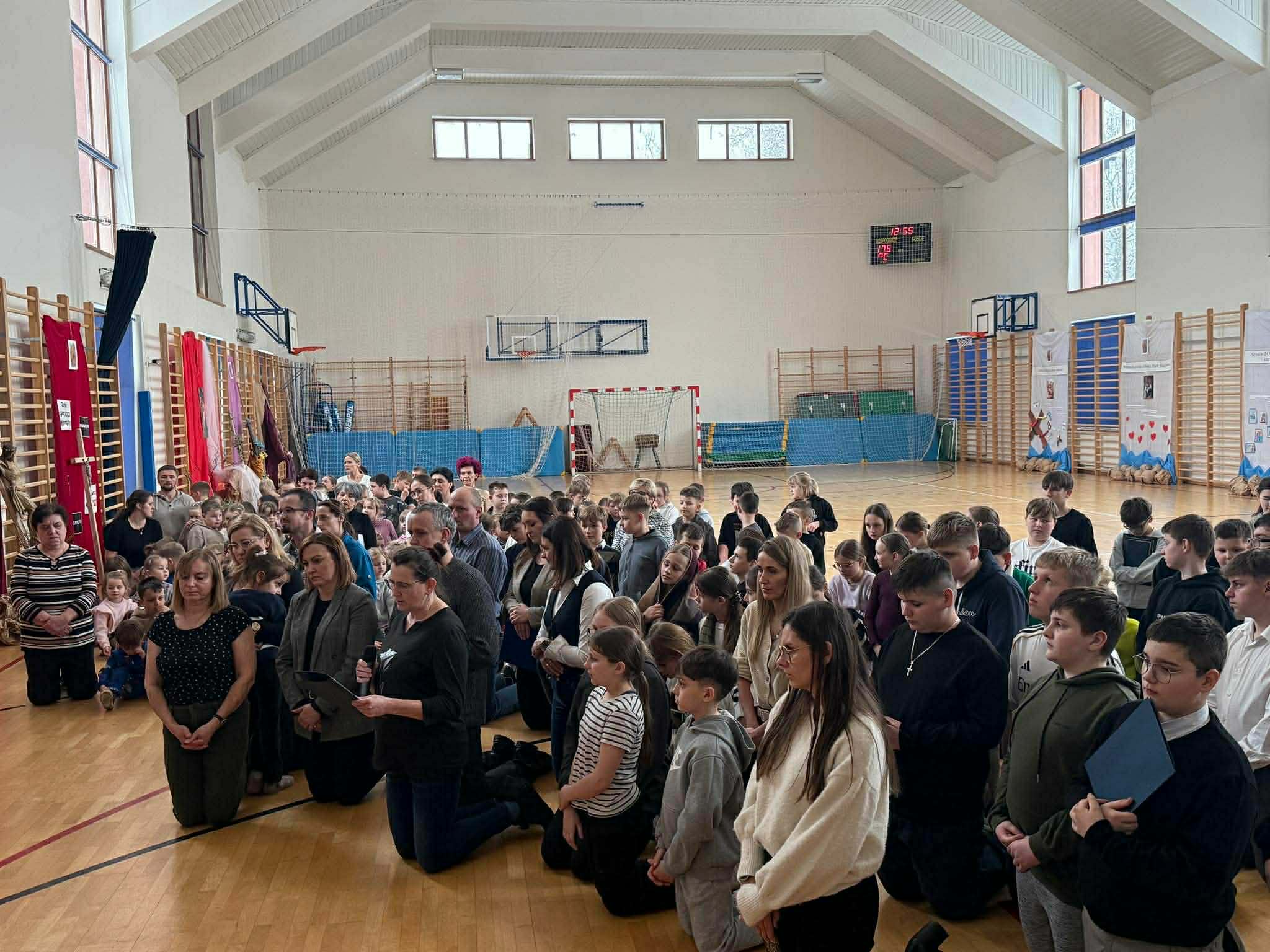 Dzisiejsza Droga Krzyżowa we wspólnocie przedszkola i SP nr 1